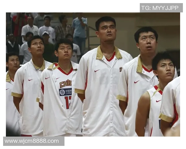 姚明在赛场上连过数人展现篮球技巧与风采的精彩瞬间