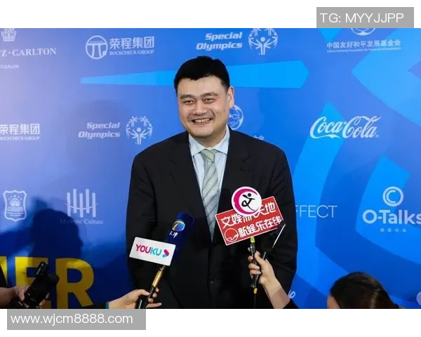 姚明抵达酒店引发粉丝热潮现场气氛火爆媒体争相报道盛况空前 姚明抵达酒店引发粉丝热潮现场气氛火爆媒体争相报道盛况空前