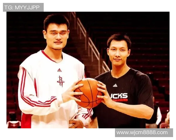 姚明搂肩膀瞬间引发热议体育精神与友谊的完美结合