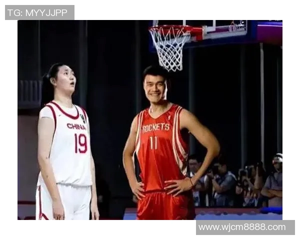 姚明与姐妹温馨合影展现亲情瞬间引发网友热议 姚明与姐妹温馨合影展现亲情瞬间引发网友热议