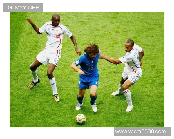 足球明星免冠照背后的故事与魅力揭秘,展现他们真实的一面与不为人知的生活