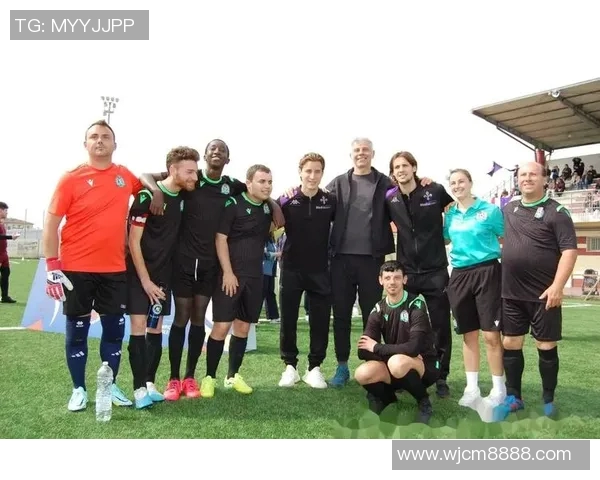 当世足球明星同框瞬间精彩回顾视频展现足坛传奇风采与友谊 当世足球明星同框瞬间精彩回顾视频展现足坛传奇风采与友谊